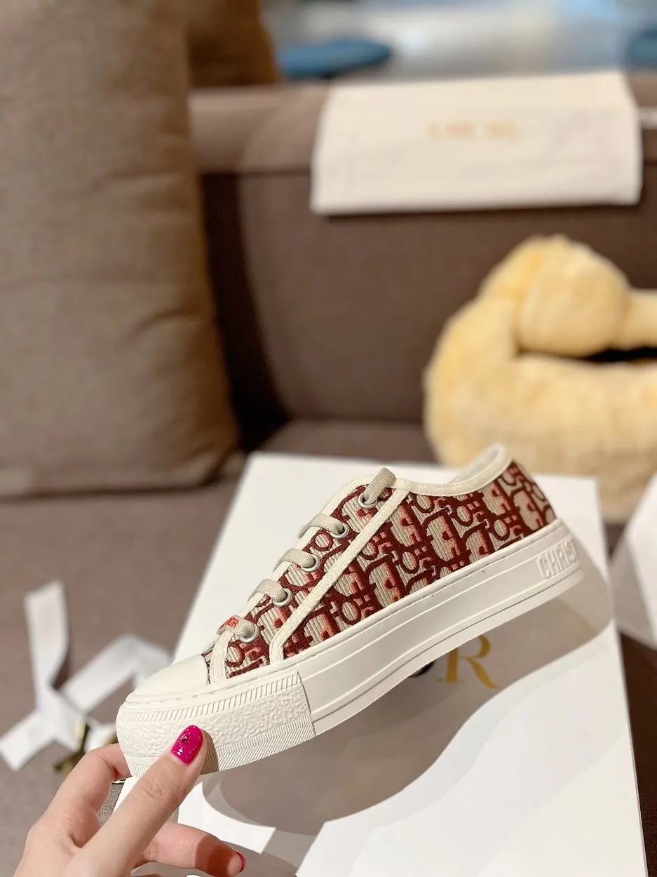 👟👟Ex-factory price 500👟👟 New arrival at D home, synchronized with the official website WALK N DIOR embroidered canvas shoes series, 100% cotton silk double-sided three-dimensional embroidery All the materials of this shoe are original molds, right down to the hardware, laces, outsole, PU midsole...the upper fabric is made of double-sided pure cotton silk three-dimensional electric embroidery. Each style looks colorful, but it does not make it difficult to match clothes. The entire series is like a piece of handicraft, unique!  ▪️Inner lining: full-grain mixed sheep and sheepskin ▪️Foot pads: same color cowhide, comfortable to the feet ▪️My last style is exactly the same as ZP, welcome to compare. My color scheme is the most complete, and the counter has a full set of packaging. Code number: 35-41